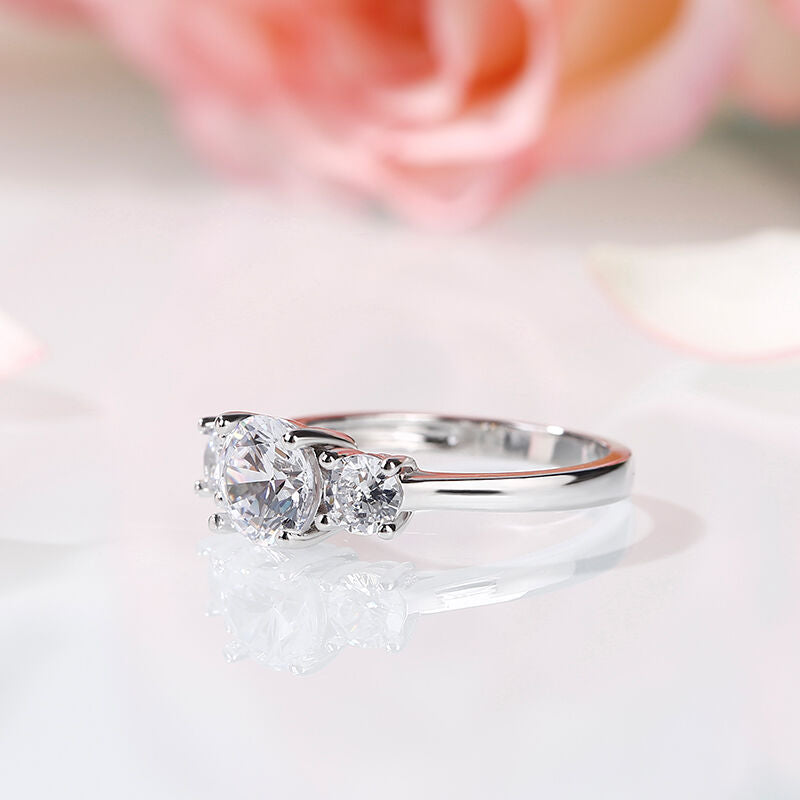 Julia 18k Gold 3 stones round cut ring